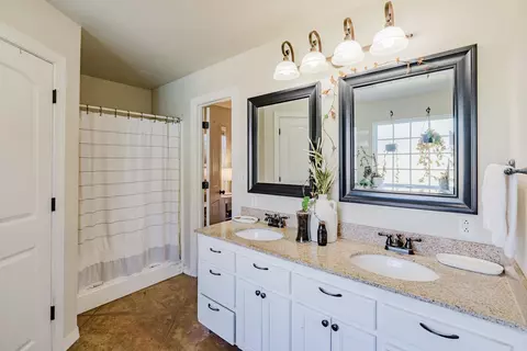 Bath - 426 Quantz, Benton, AR 72015 photo 3 of 5