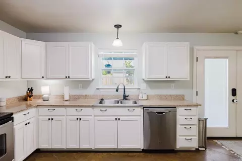 Kitchen - 426 Quantz, Benton, AR 72015 photo 4 of 4