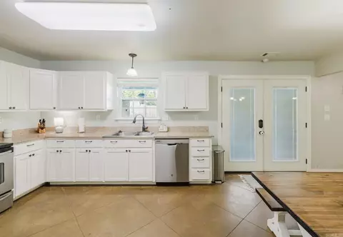 Kitchen - 426 Quantz, Benton, AR 72015 photo 1 of 4