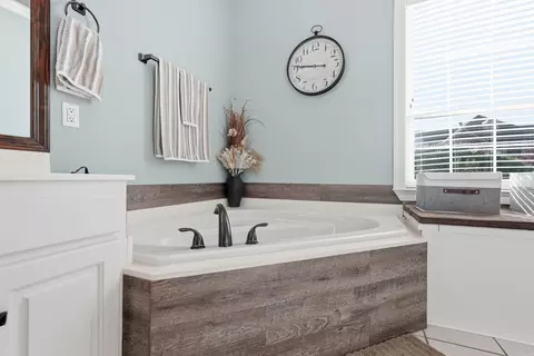Bath - 405 Esplanade Ave, Conway, AR 72034 photo 2 of 5