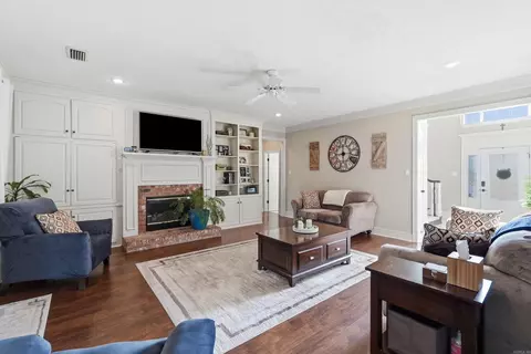 Living - 405 Esplanade Ave, Conway, AR 72034 photo 1 of 1