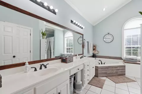 Bath - 405 Esplanade Ave, Conway, AR 72034 photo 1 of 5