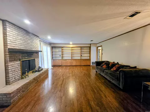 Living - 2600 Beau Monde, Pine Bluff, AR 71603 photo 3 of 4
