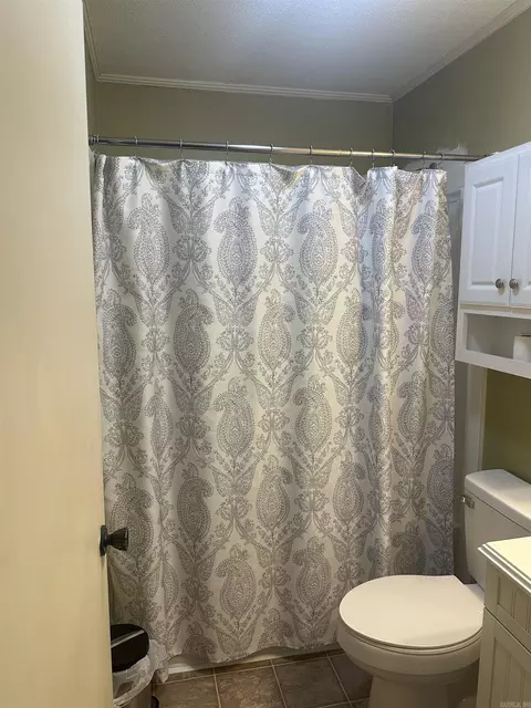 Bath - 819 E Unity Rd, Paragould, AR 72450 photo 1 of 1