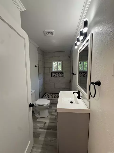 Bath - 503 E Roselawn St, Waldo, AR 71770 photo 1 of 1