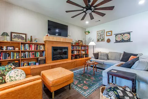 Living - 2691 Juniper Dr, Benton, AR 72019 photo 2 of 2
