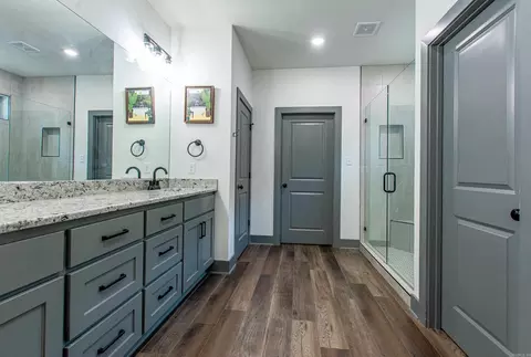 Bath - 2691 Juniper Dr, Benton, AR 72019 photo 3 of 4