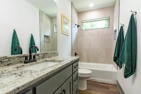 Bath - 2691 Juniper Dr, Benton, AR 72019 photo 1 of 4