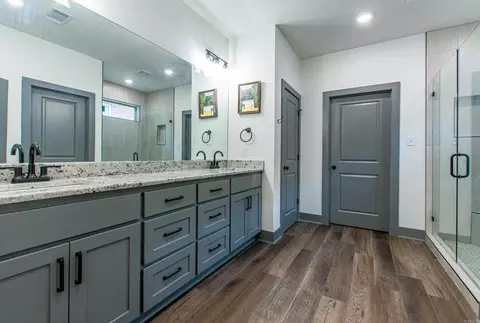 Bath - 2691 Juniper Dr, Benton, AR 72019 photo 2 of 4