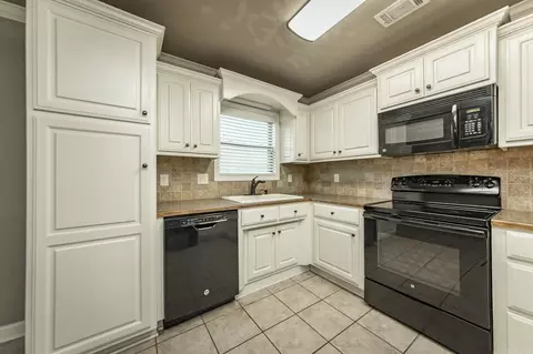 Kitchen - 325 Austin Creek Dr, Austin, AR 72007 photo 2 of 3
