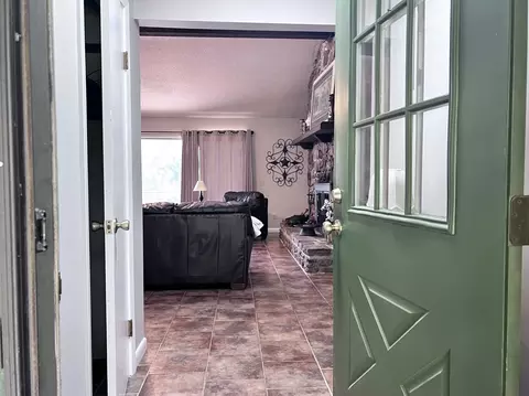 Entry Way - 236 N Riverview Ln, Mountain View, AR 72560 photo 2 of 4