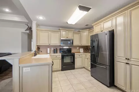 Kitchen - 112 Kee Cove Cv, Benton, AR 72015 photo 2 of 3