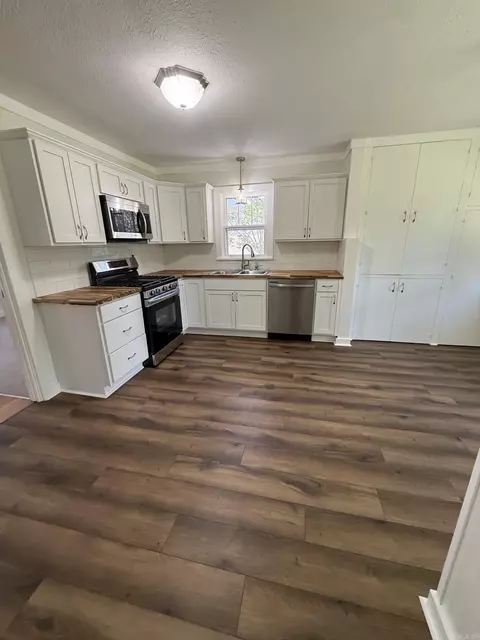 Kitchen - 2119 Sulton St, Malvern, AR 72104 photo 1 of 3
