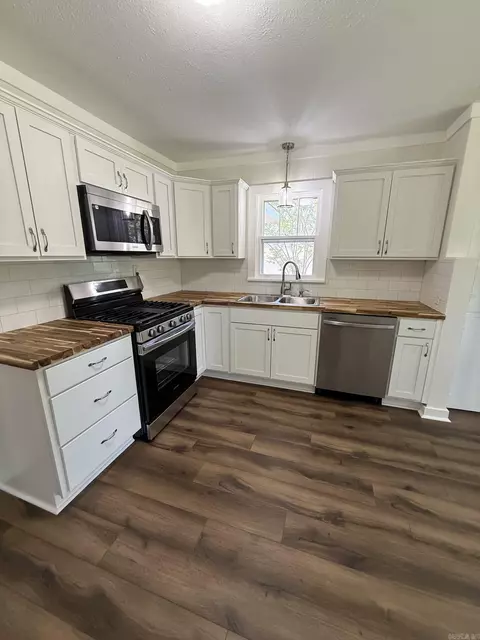 Kitchen - 2119 Sulton St, Malvern, AR 72104 photo 3 of 3