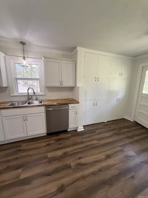 Kitchen - 2119 Sulton St, Malvern, AR 72104 photo 2 of 3