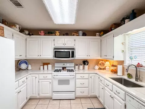 Kitchen - 301 Crain, Searcy, AR 72143 photo 2 of 6