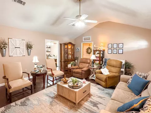 Living - 301 Crain, Searcy, AR 72143 photo 4 of 6