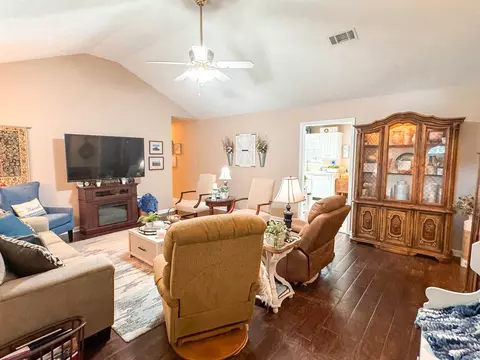 Living - 301 Crain, Searcy, AR 72143 photo 2 of 6