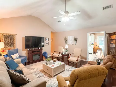 Living - 301 Crain, Searcy, AR 72143 photo 1 of 6