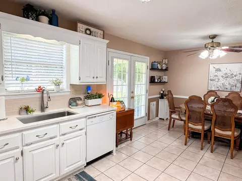 Kitchen - 301 Crain, Searcy, AR 72143 photo 3 of 6