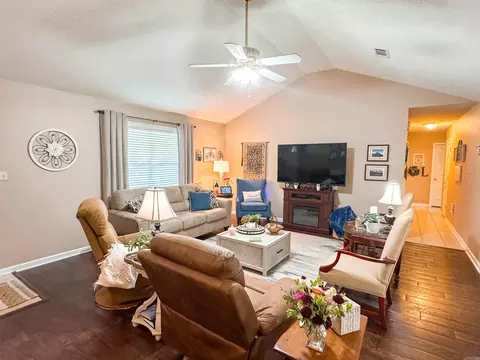 Living - 301 Crain, Searcy, AR 72143 photo 6 of 6