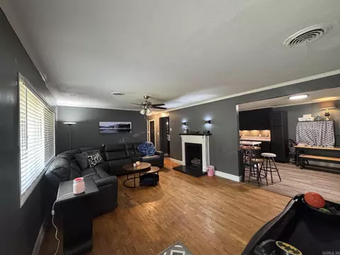 Living - 1111 View, Morrilton, AR 72110 photo 1 of 1