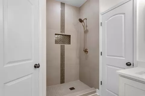 Bath - 517 Madeleine Cir, Austin, AR 72007 photo 6 of 8