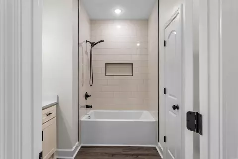 Bath - 515 Madeleine Cir, Austin, AR 72007 photo 2 of 7