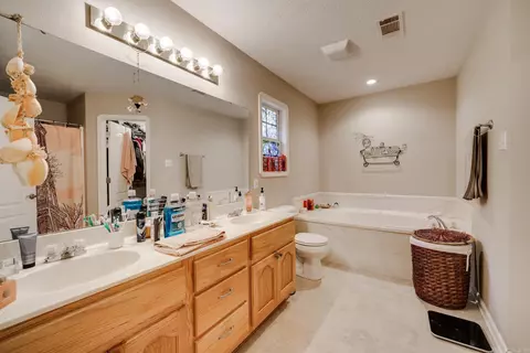 Bath - 1665 Highpoint Dr, Conway, AR 72034 photo 2 of 4