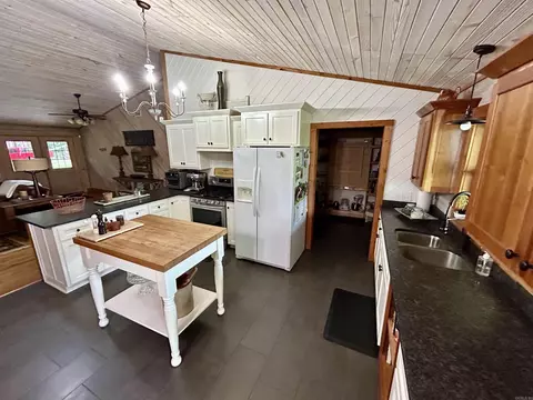 Kitchen - 3684 Lute Mountain Rd, Shirley, AR 72153 photo 2 of 3