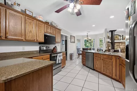 Kitchen - 1708 Riverview Dr, Malvern, AR 72104 photo 3 of 4
