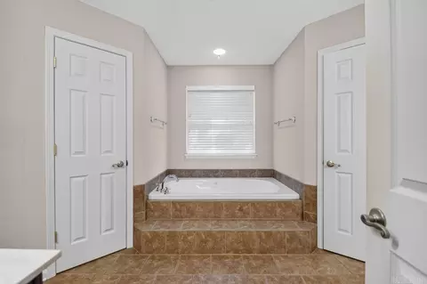 Bath - 1708 Riverview Dr, Malvern, AR 72104 photo 2 of 3