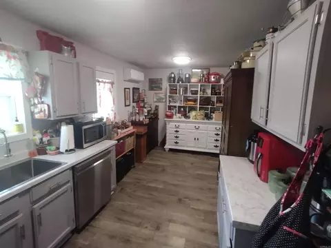 Kitchen - 609 E Webb, Mountain View, AR 72560 photo 2 of 4