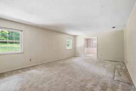 Living - 623 Beverly Dr, Benton, AR 72019 photo 5 of 5