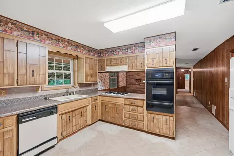 Kitchen - 623 Beverly Dr, Benton, AR 72019 photo 6 of 6