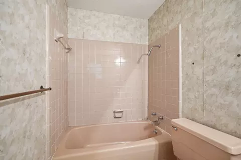 Bath - 623 Beverly Dr, Benton, AR 72019 photo 5 of 5