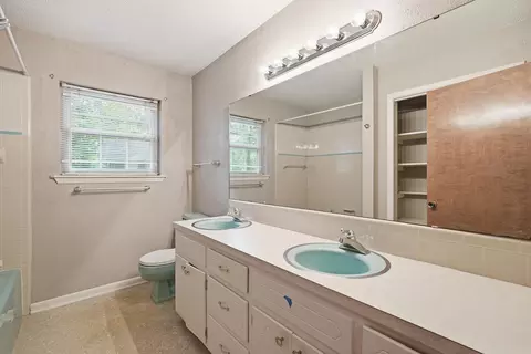 Bath - 623 Beverly Dr, Benton, AR 72019 photo 2 of 5