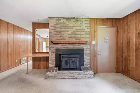 Living - 623 Beverly Dr, Benton, AR 72019 photo 3 of 5