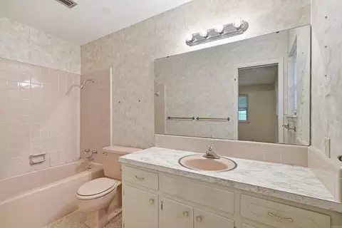 Bath - 623 Beverly Dr, Benton, AR 72019 photo 4 of 5