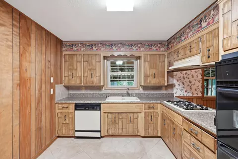 Kitchen - 623 Beverly Dr, Benton, AR 72019 photo 2 of 6