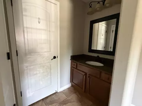 Bath - 1065 Skyline Dr, Alexander, AR 72002 photo 2 of 3