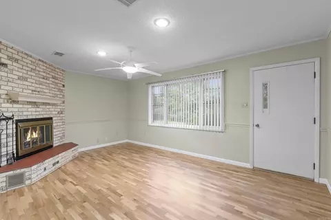 Living - 91 E Main St, Greenbrier, AR 72058 photo 3 of 3