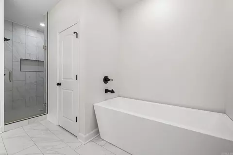 Bath - 123 Michelle Dr, Beebe, AR 72012 photo 2 of 4