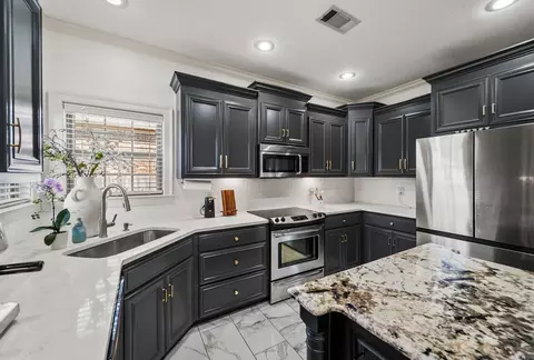Kitchen - 16 Oak Tree Cir, Conway, AR 72032 photo 7 of 11