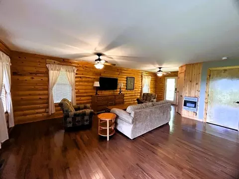 Living - 22 Sylamore Vis, Mountain View, AR 72560 photo 1 of 2