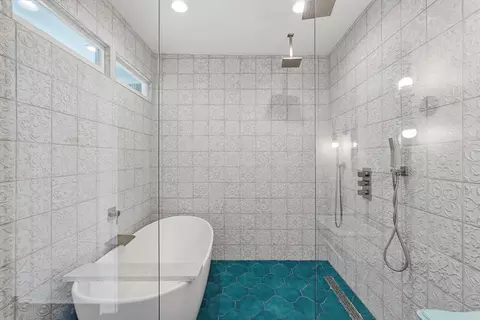 Bath - 1620 Robinson Ave, Conway, AR 72034 photo 4 of 5
