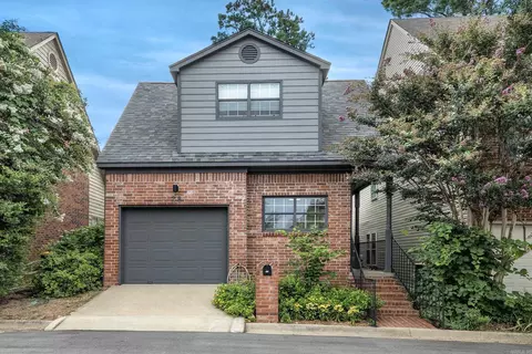28 Foxcroft Village Dr, Little Rock, AR 72227