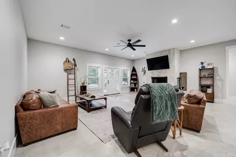 Living - 86 Hwy 36, Conway, AR 72032 photo 2 of 4