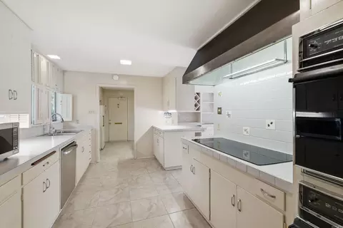 Kitchen - 31 Longmeadow, Pine Bluff, AR 71603 photo 1 of 3