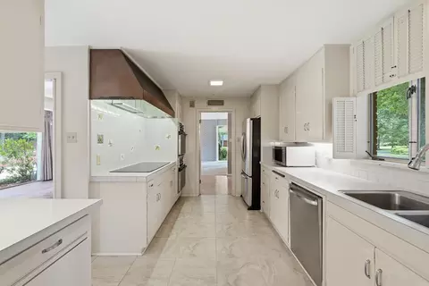 Kitchen - 31 Longmeadow, Pine Bluff, AR 71603 photo 3 of 3